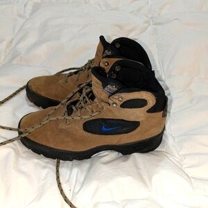 Vintage Nike ACG youth hiking boots tan